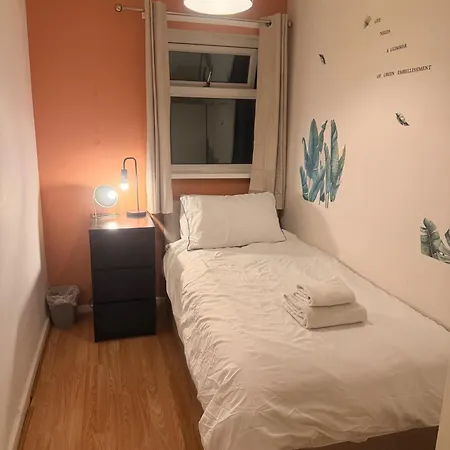 Leeds Tranquil Retreat With 3 Bedrooms Leeds (West Yorkshire)