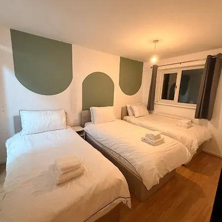Leeds Tranquil Retreat With 3 Bedrooms *