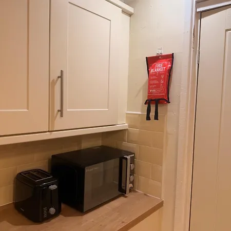 Leeds Tranquil Retreat With 3 Bedrooms *