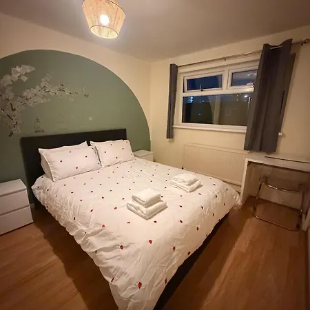 Leeds Tranquil Retreat With 3 Bedrooms