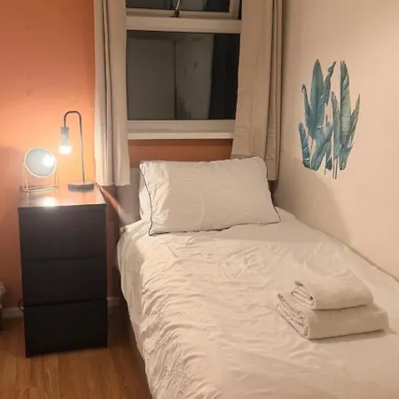 Leeds Tranquil Retreat With 3 Bedrooms