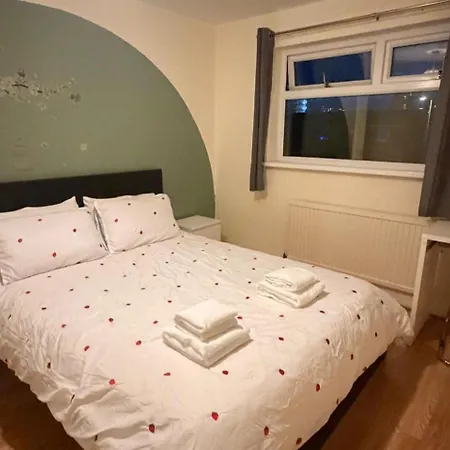 Leeds Tranquil Retreat With 3 Bedrooms