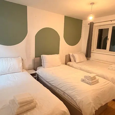 Leeds Tranquil Retreat With 3 Bedrooms Holiday home