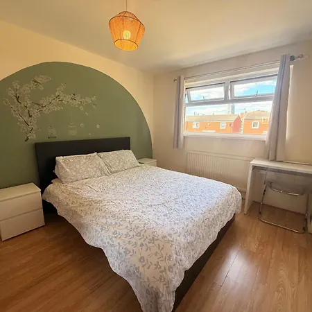 Leeds Tranquil Retreat With 3 Bedrooms * Leeds (West Yorkshire)