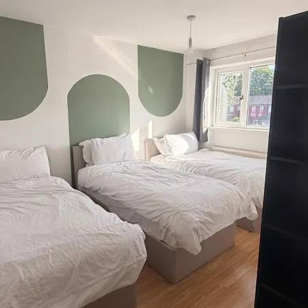 Leeds Tranquil Retreat With 3 Bedrooms Holiday home Leeds (West Yorkshire)