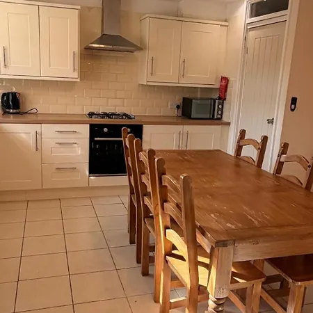 Leeds Tranquil Retreat With 3 Bedrooms Leeds (West Yorkshire)