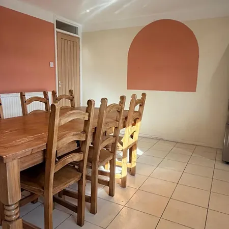 Leeds Tranquil Retreat With 3 Bedrooms Leeds (West Yorkshire)